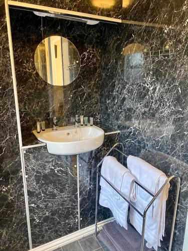科尔德斯特里姆纽卡斯尔阿姆斯酒店的一间带水槽和镜子的浴室