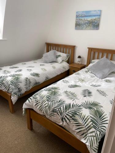 大雅茅斯Yare Quays River View的卧室内两张并排的床