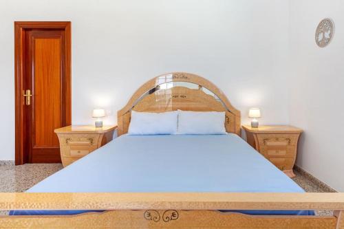 圣巴托洛梅Villa Marlenghi with Private Pool的一间卧室配有一张大床和木制床头板
