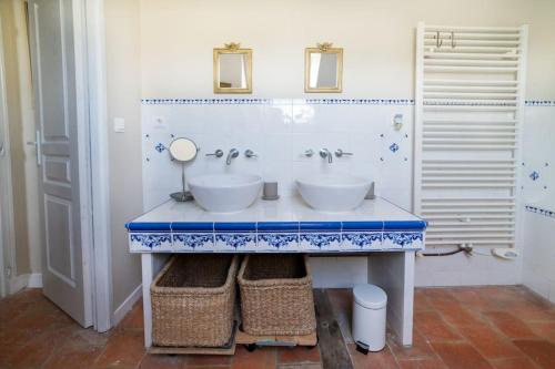 ThilouzeLe Clos du Tilleul Fabuleuse propriété 15 à 30 Pers Piscine au coeur d'un charmant village的浴室设有蓝色和白色的台面上的两个盥洗盆