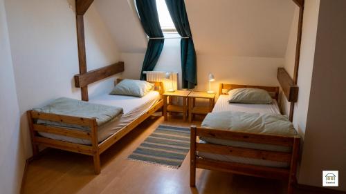 KeekenFerienhaus Fristerhof的带窗户的客房内设有两张单人床。