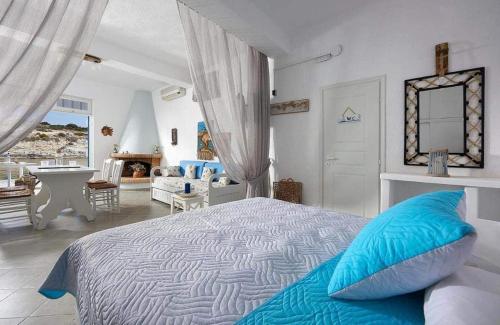 PachainaFani Dream Suite的一间卧室配有一张带蓝色枕头的床。