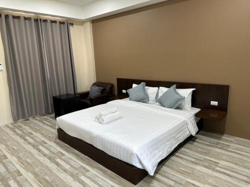 奈扬海滩Better Life Residence Phuket的酒店客房带一张大床,带白色床单