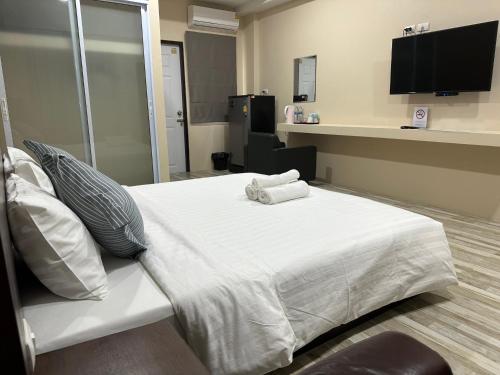 奈扬海滩Better Life Residence Phuket的一间医院房间,里面配有带毛巾的床
