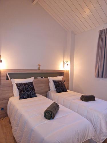 塞莱特Gîte de l’Etabli的配有2张床的带白色床单和枕头的客房
