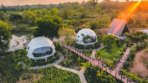 乌隆他尼Nakara Villas & Glamping Udon Thani的花园中两个圆顶的顶部景色