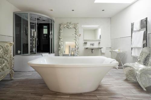 TallandTalland Bay Hotel, Looe的大型白色浴室设有浴缸和水槽