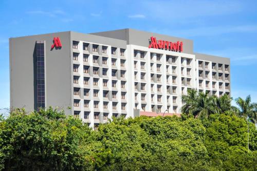 瓜鲁柳斯Marriott São Paulo Airport Hotel的上面有防暴标志的酒店