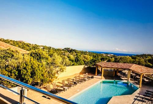 维琪奥港Residence Casa Di Paoli的享有带椅子的游泳池和大海的景色