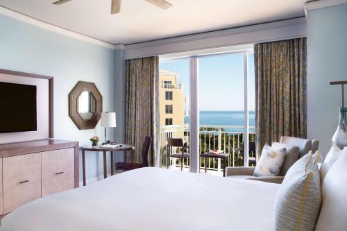 迈阿密The Ritz Carlton Key Biscayne, Miami的酒店客房设有一张床和一个大窗户