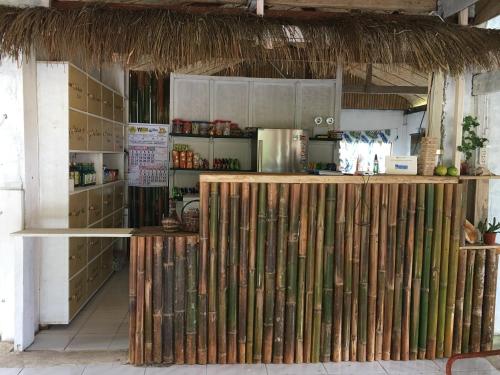 BatuanBohol Hammock Hostel的一间厨房,里面放着一堆木隔板
