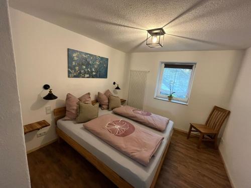 巴特弗兰肯豪森Scheune 65的一间卧室配有一张带粉色床单的床和一扇窗户。