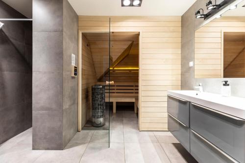 克鲁斯兹考采APARTAMENT No 1 MOUNTAIN VIEV Sauna Priv okolice Zakopane Czorsztyn Kluszkowce的浴室配有盥洗盆和步入式淋浴间。