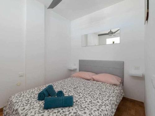 圣巴托洛梅Marlenghi Apartments 412的一间卧室,床上有一只蓝色填充动物