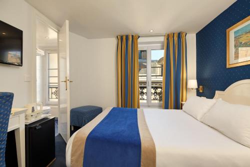 巴黎奥斯丁艺术美迪耶酒店的酒店客房设有床和窗户。