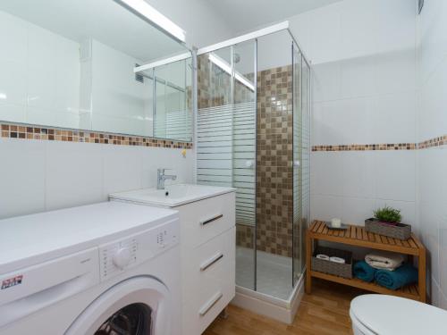圣巴托洛梅Marlenghi Apartments 412的一间带洗衣机和淋浴的浴室