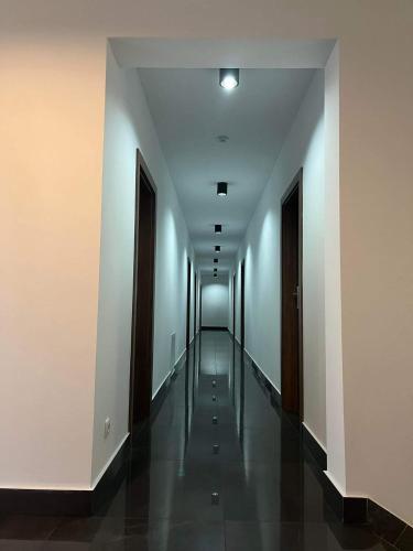 亚赫兰卡Pensjonat Jachranka的长长的走廊,有白色的墙壁和长长的走廊