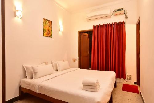 蓬蒂切里Villa Felicia的一间卧室配有一张带红色窗帘的床