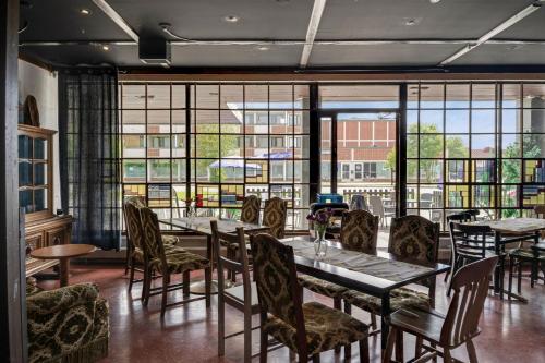 索丹屈莱索丹屈莱酒店的用餐室设有桌椅和窗户。