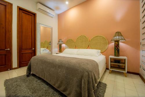 卡塔赫纳San Pedro Claver Luxury in the walled city的一间卧室配有一张大床和大镜子