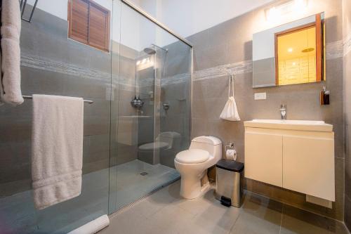 卡塔赫纳San Pedro Claver Luxury in the walled city的带淋浴、卫生间和盥洗盆的浴室