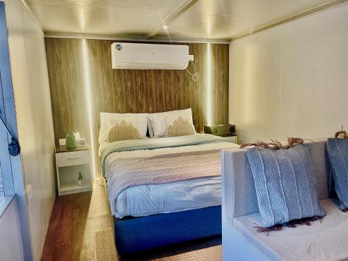 富查伊拉Al shalal caravan的一间小房间的卧室,配有一张床铺