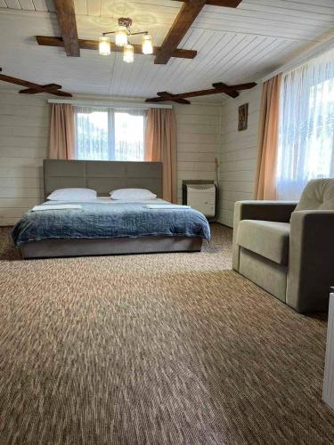 舍绍里Садиба Анастасія的一间卧室配有一张床和一张沙发