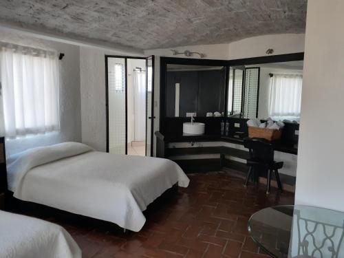 圣米格尔-德阿连德Casa Blanca San Miguel的一间卧室配有一张床和一张书桌
