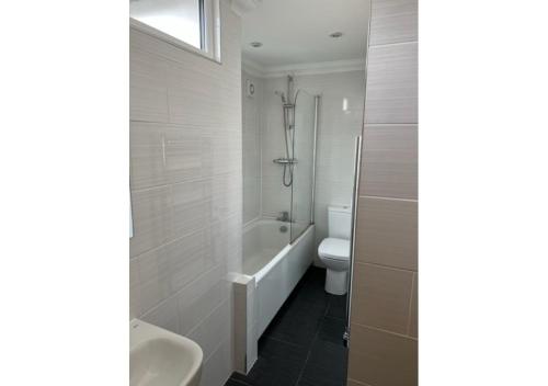 因弗内斯The Waverley Inn Holiday Homes的浴室配有白色卫生间和盥洗盆。