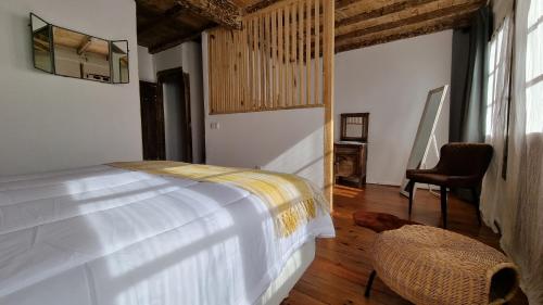 San MartínEl rinconin del Sueve的一间卧室,卧室内配有一张床和一把椅子