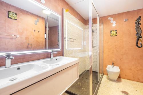 贝尼多姆Lux Center 5-D的一间带水槽、淋浴和卫生间的浴室