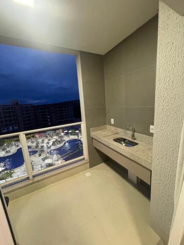 卡达斯诺瓦斯Lagoa EcoTowers Resort Hotel的一间带水槽和大窗户的浴室