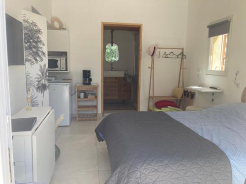普罗旺斯地区特朗Ti'colombier d Azur的一间卧室配有一张床,厨房配有水槽