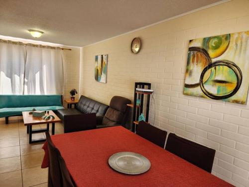 科金博Casa a pocos minutos de playa La Herradura的客厅配有红色桌子和沙发