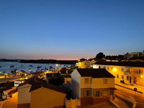 阿尔沃尔Alvor River & Sea View的港口城市的夜视