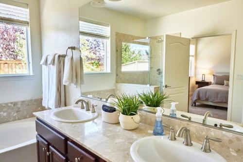SteamboatNEW Upscale House, Tahoe 30-min w/ Cal King的一间带两个盥洗盆和大镜子的浴室