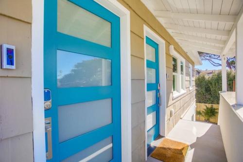 圣地亚哥Ocean Beach Retreat 2BR Newly Remodeled, 2 Blocks to Sand and Shops的门廊房子上的蓝色门