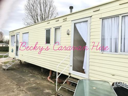 布莱克浦Becky's Caravan at Marton Mere的婴儿可以活着的移动房屋