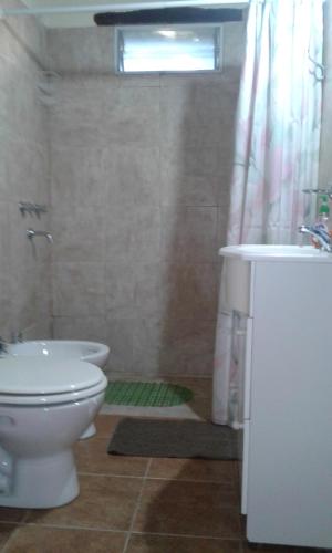圣马科斯塞拉Casa-monte的浴室配有卫生间、盥洗盆和淋浴。