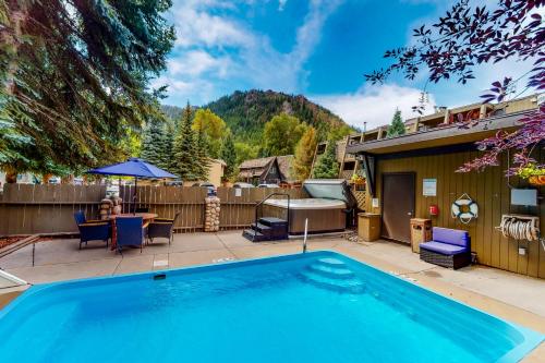 阿斯潘Aspen Mountain Lodge的一座房子后院的游泳池