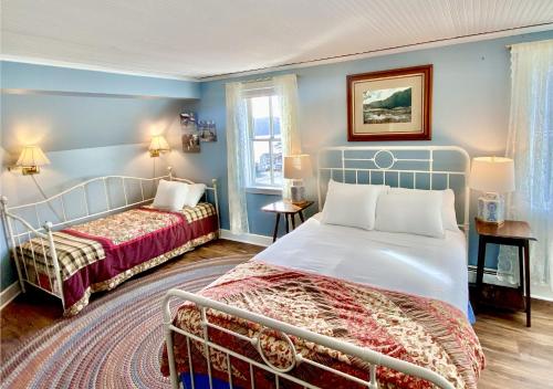 奥卡斯奥卡斯酒店的一间卧室,配有两张床