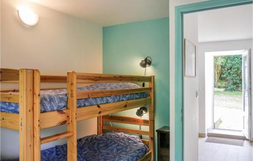 Omonville-la-PetiteLa Mainnerie的一间卧室配有两张双层床。