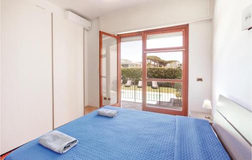 波多尔巴迪诺Nice Home In Terracina lt With House Sea View的一间卧室设有蓝色的床和窗户。