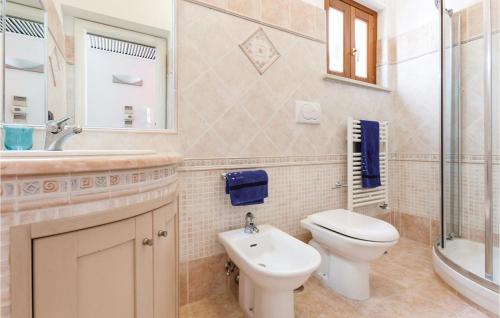波多尔巴迪诺Awesome Home In Terracina lt With 6 Bedrooms, Wifi And Outdoor Swimming Pool的浴室配有卫生间、盥洗盆和淋浴。