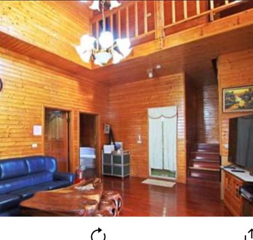 Hualing云享栈 的客厅配有蓝色的沙发和桌子