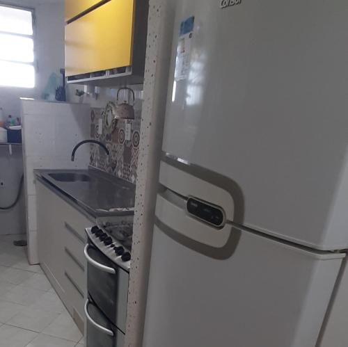 Apartamento pé na areia Praia do Gonzaguinha.的厨房或小厨房