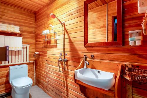 平遥平遥百常宏客栈的浴室配有白色水槽和卫生间。
