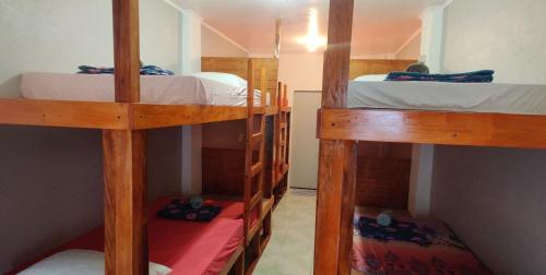 马拉帕斯加Mandurah's Inn, Malapascua的一间房间,设有三张双层床