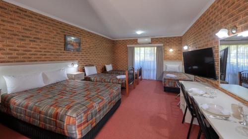 贝纳拉贝纳拉格莱德市汽车旅馆的一间酒店客房,配有一张床和一台电视