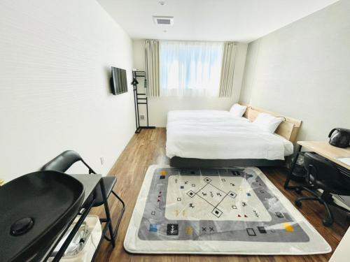 富士吉田市Megu fuji 2021 - Vacation STAY 74533v的小房间设有一张床和一张桌子及一张桌子